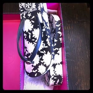 Tory Burch flip flops /black and white size 6 B